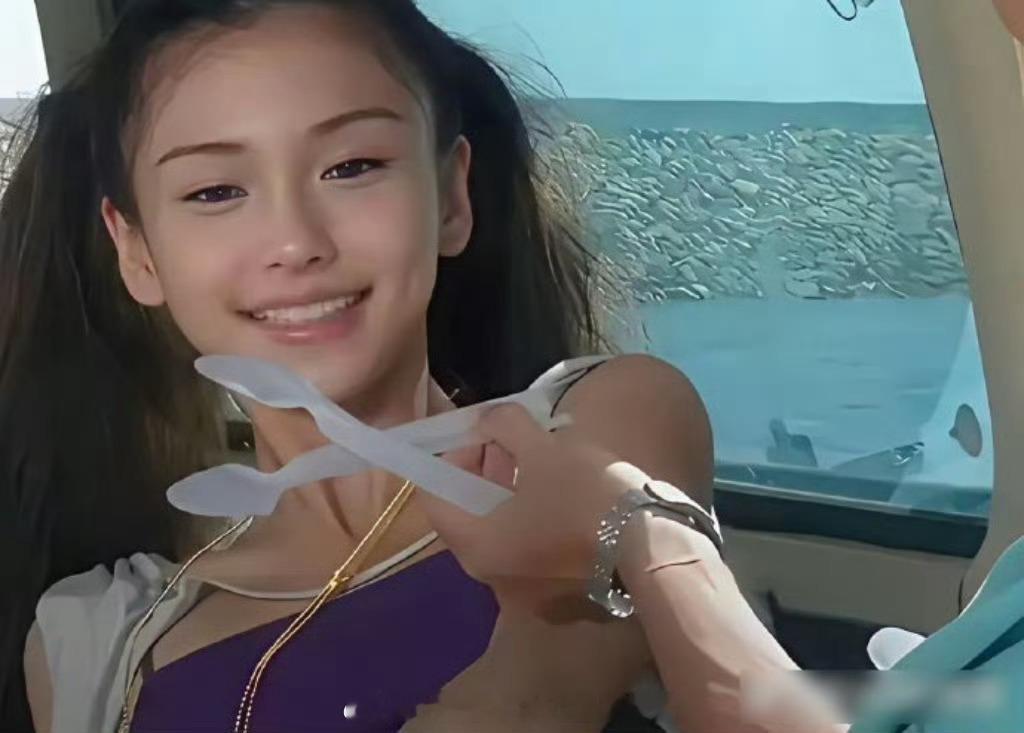 杨颖这张脸，跟谁放在一起都不输！宋祖儿年龄在那儿摆着，比杨颖小了10岁，是货真价