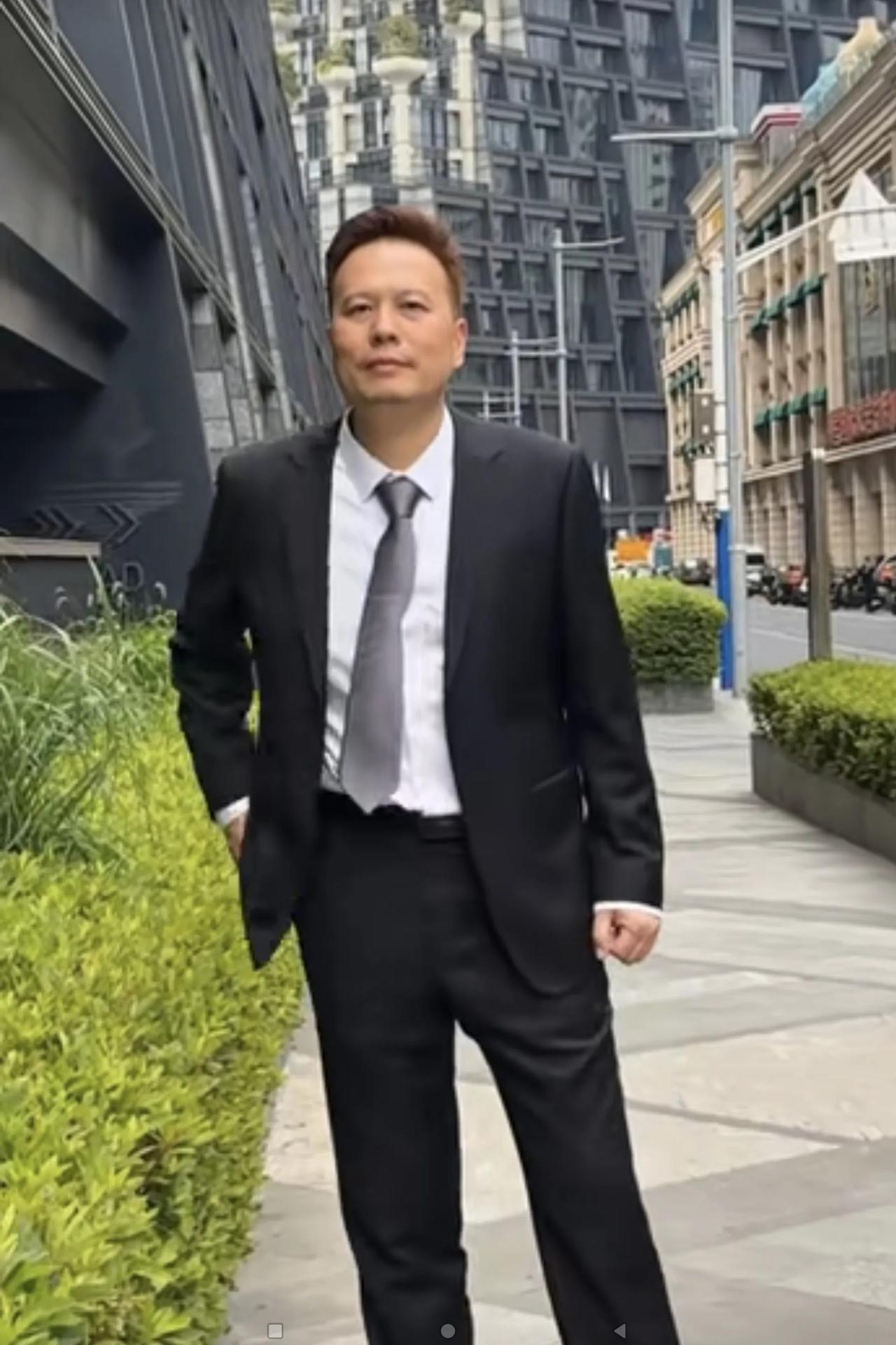 网友们来看一看：兰州市这个叫马建平的人像全球首富马斯克吗？
我个人认为，形像神不