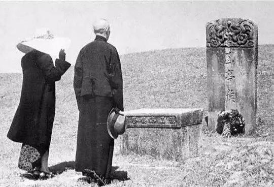 照片拍摄于1948年5月17日江苏宜兴，老蒋夫妇正在祭拜蒋氏先祖东汉𠙶亭侯蒋澄