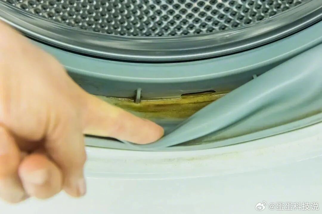 夏天用洗衣机要注意什么 夏天洗的衣服越来越多，频率也越来越多，建议大家洗完之后一