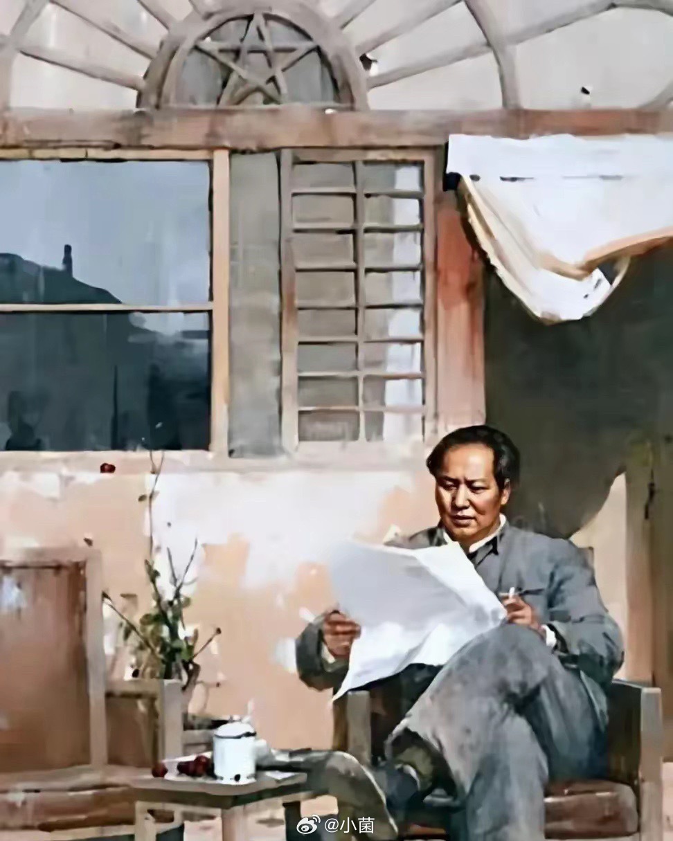 毛主席勤学不辍，读书专注认真，令人敬仰。 