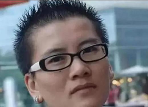 2005年，宁夏姑娘耿兰俊，做了国内首例“女变男”的手术，当男性器官被植入身体后