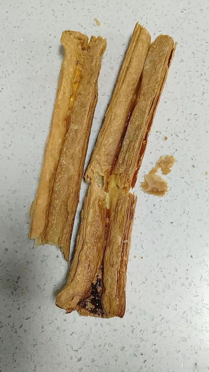 鲍师傅超长蛋挞被吐槽全是皮没蛋液最近不少人吐槽鲍师傅的超长蛋挞，咬下去全是酥皮，
