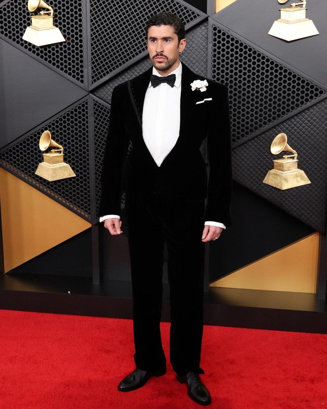 Schiaparelli的首个男装高定给了西语顶流Bad Bunny。感觉他要撑