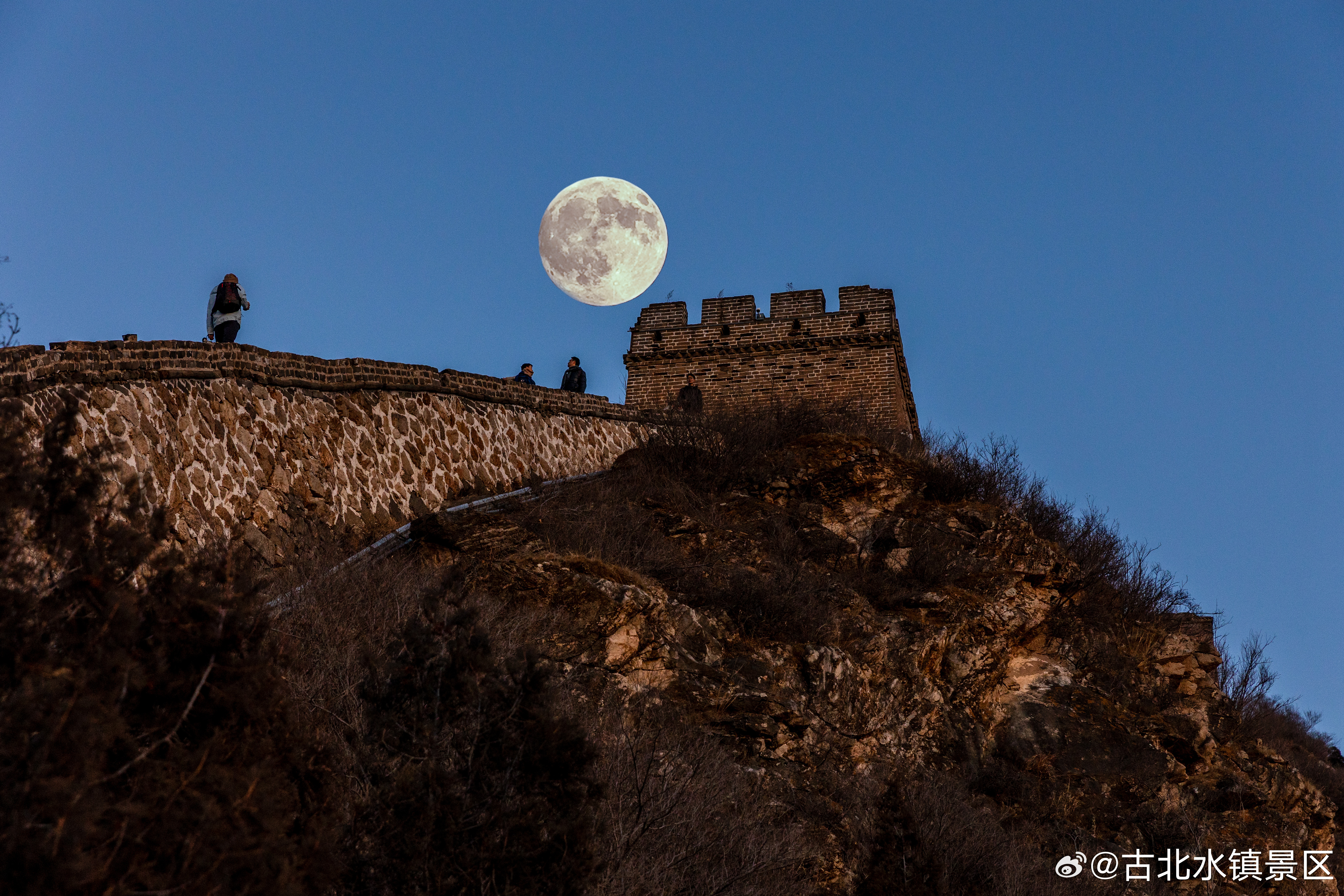 如果你也在古北水镇，刚好抬头看月亮 #超级月亮# 
