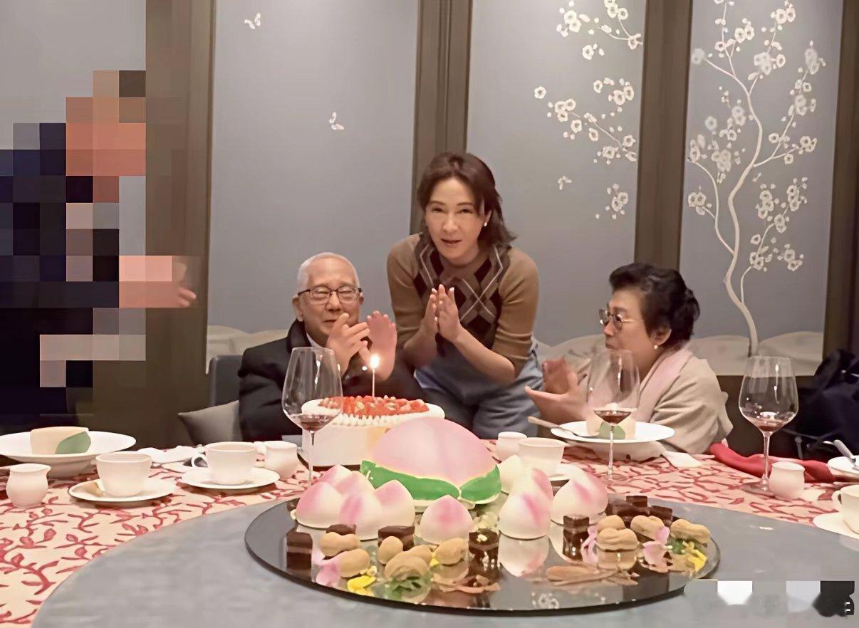 黎姿为88岁老父亲庆生，桌上摆着寿桃、蛋糕很喜庆，54岁的黎姿还有爸妈陪着也很幸