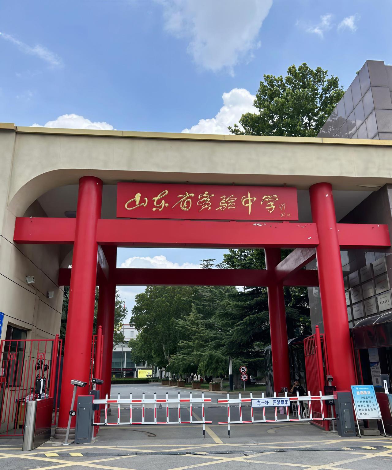 发现没，

今年的高考，安静的有点反常，

往年这个时候，氛围早就拉满了。朋友圈