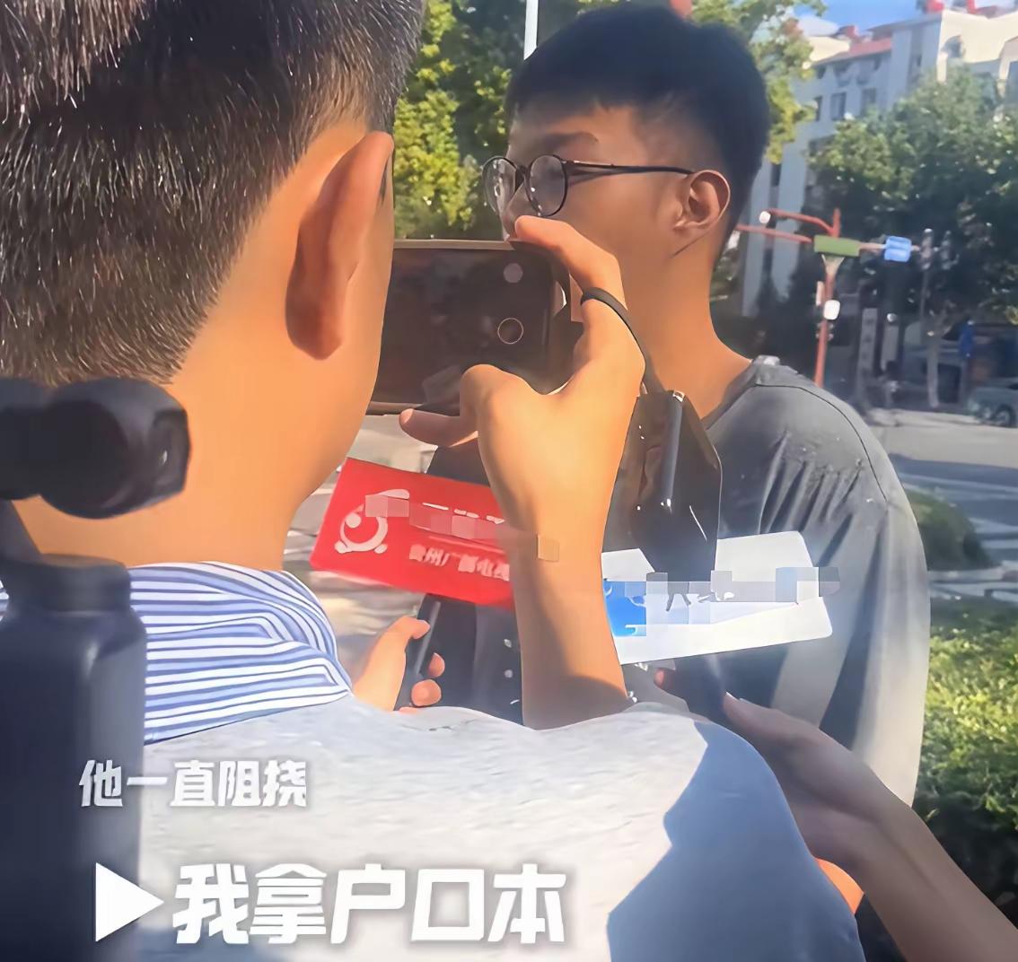是个男人的话，房子就让出来，要不你就好好侍奉你的养父，坚决站在养父这一边，人最起