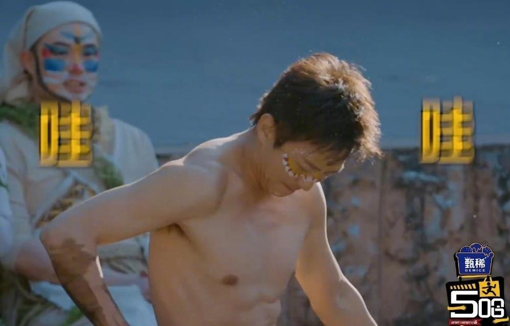 47岁邓超有腹肌哦莫哦莫！超哥竟然深藏不露47岁还有清晰腹肌，这状态谁看了不喊一