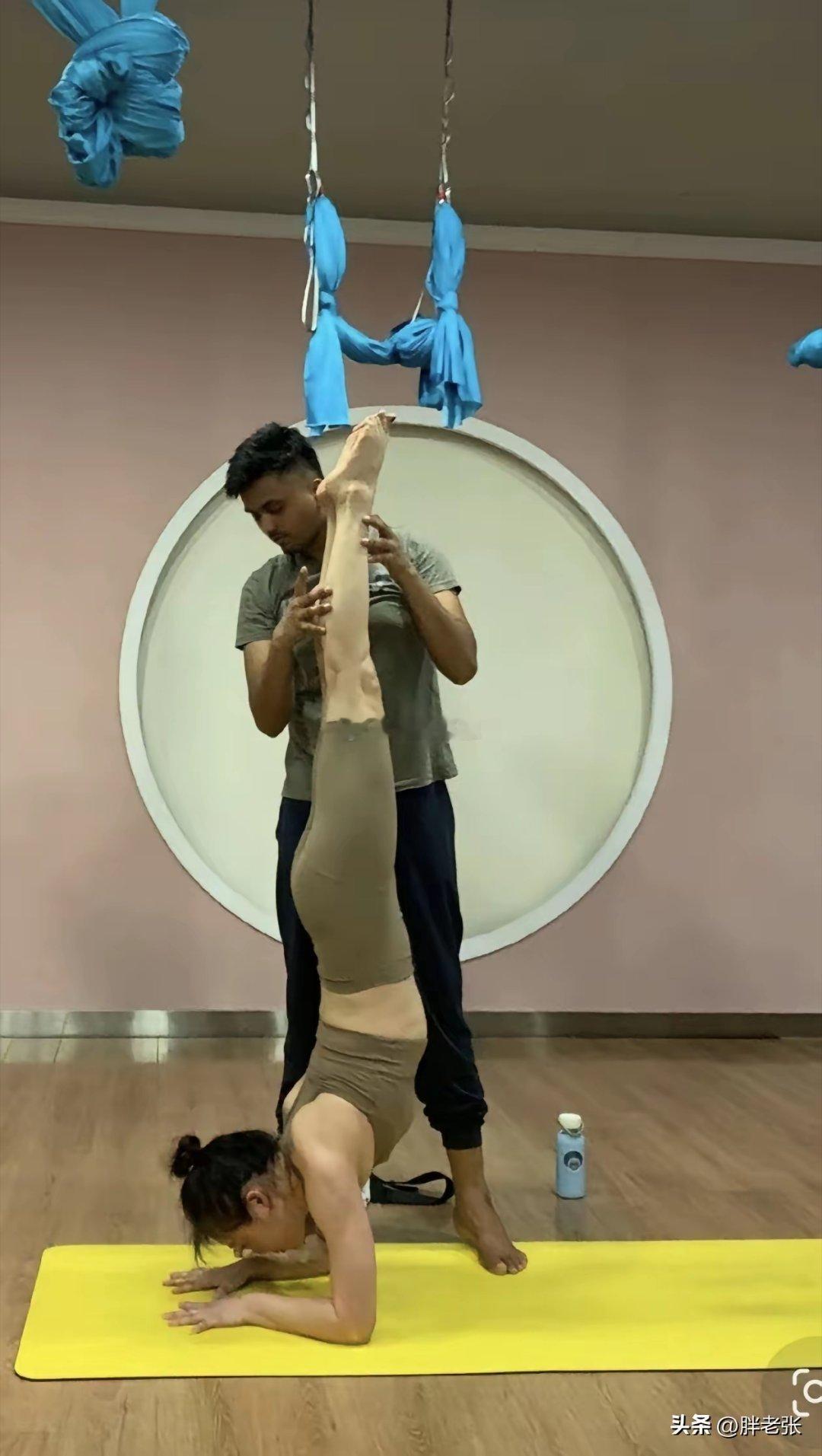 我就想知道他在想什么指导瑜伽动作就好好指导，为啥还要伸舌头？ ​​​