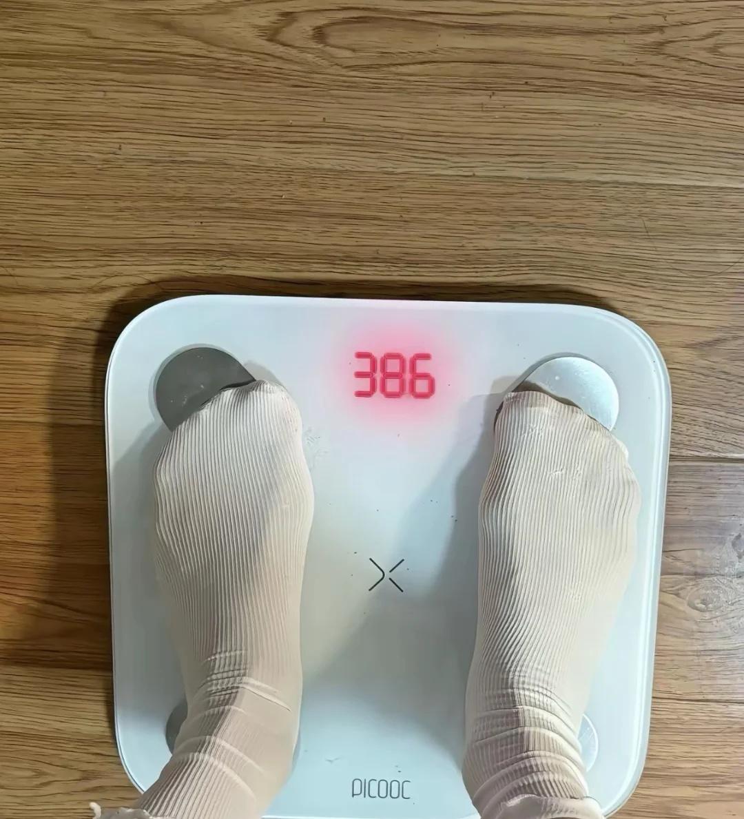 还是瘦一点吧 胖了容易坠落爱河
离目标又近一步啦 慢慢更新自己 管不住嘴迈开腿 