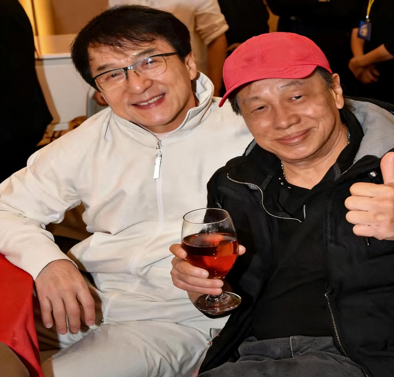 破防了！成龙发文悼念梁小龙，一句“不敢相信”道尽江湖情，香港功夫片黄金时代落幕！