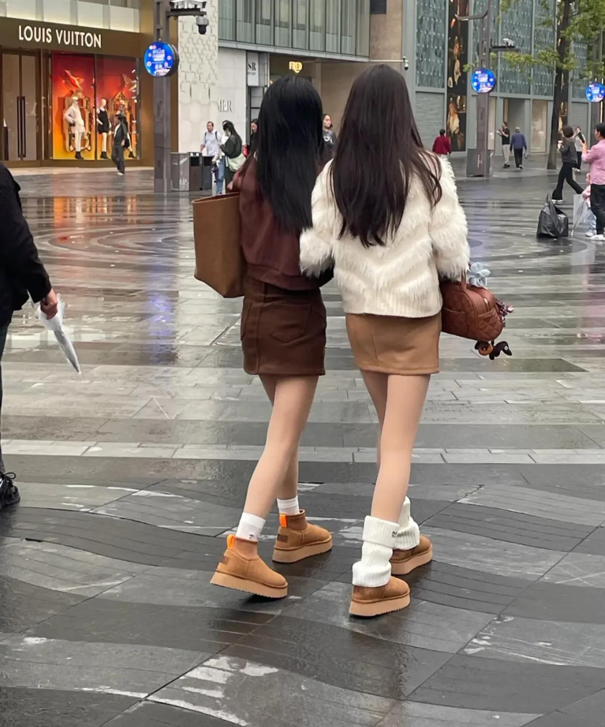 逛街看到的，好明显的对比啊！！！！

哇塞，闲逛时偶遇两位时尚达人，不约而同地踩
