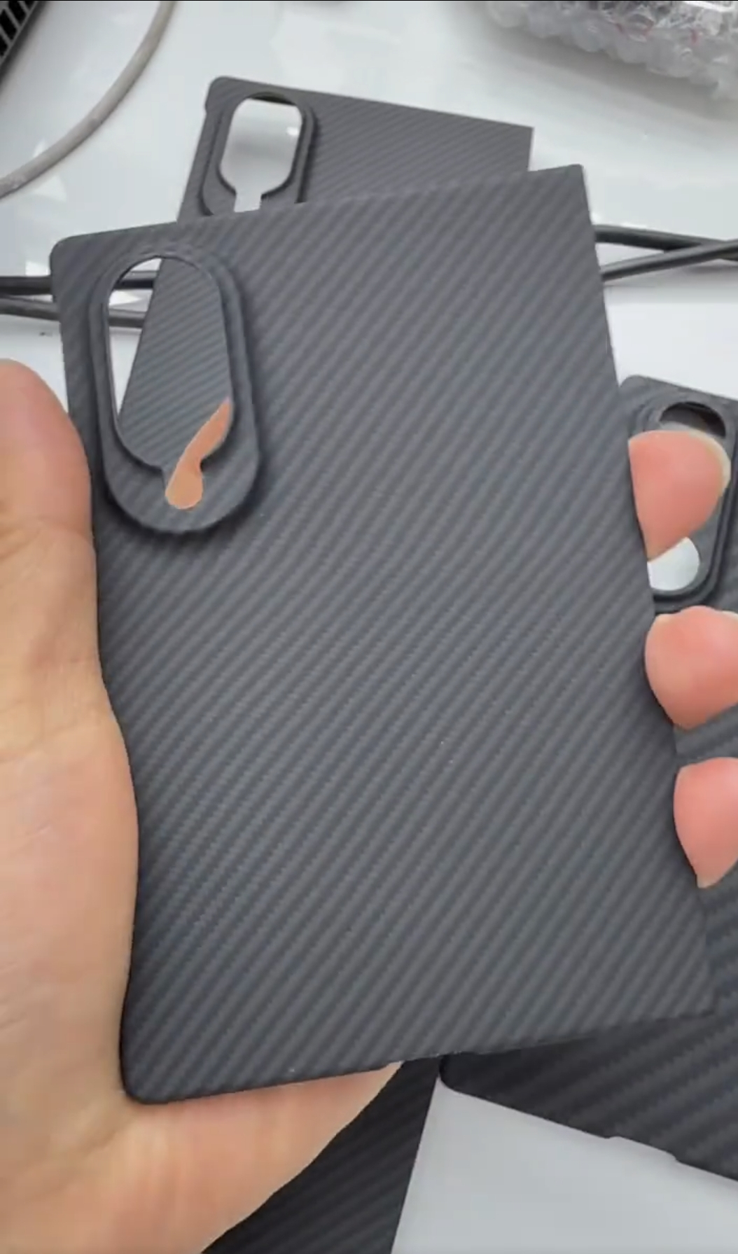 三星阔折叠Galaxy Z Fold 8 wide 在手里拿着就是这个样子，82