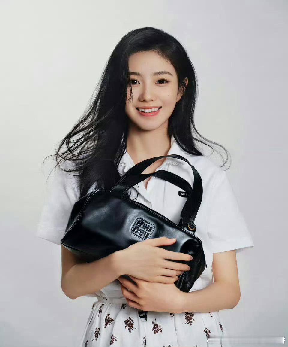 00🌸们，miumiu 的三位品牌大使官宣图赵今麦 刘浩存 李庚希 ​​​