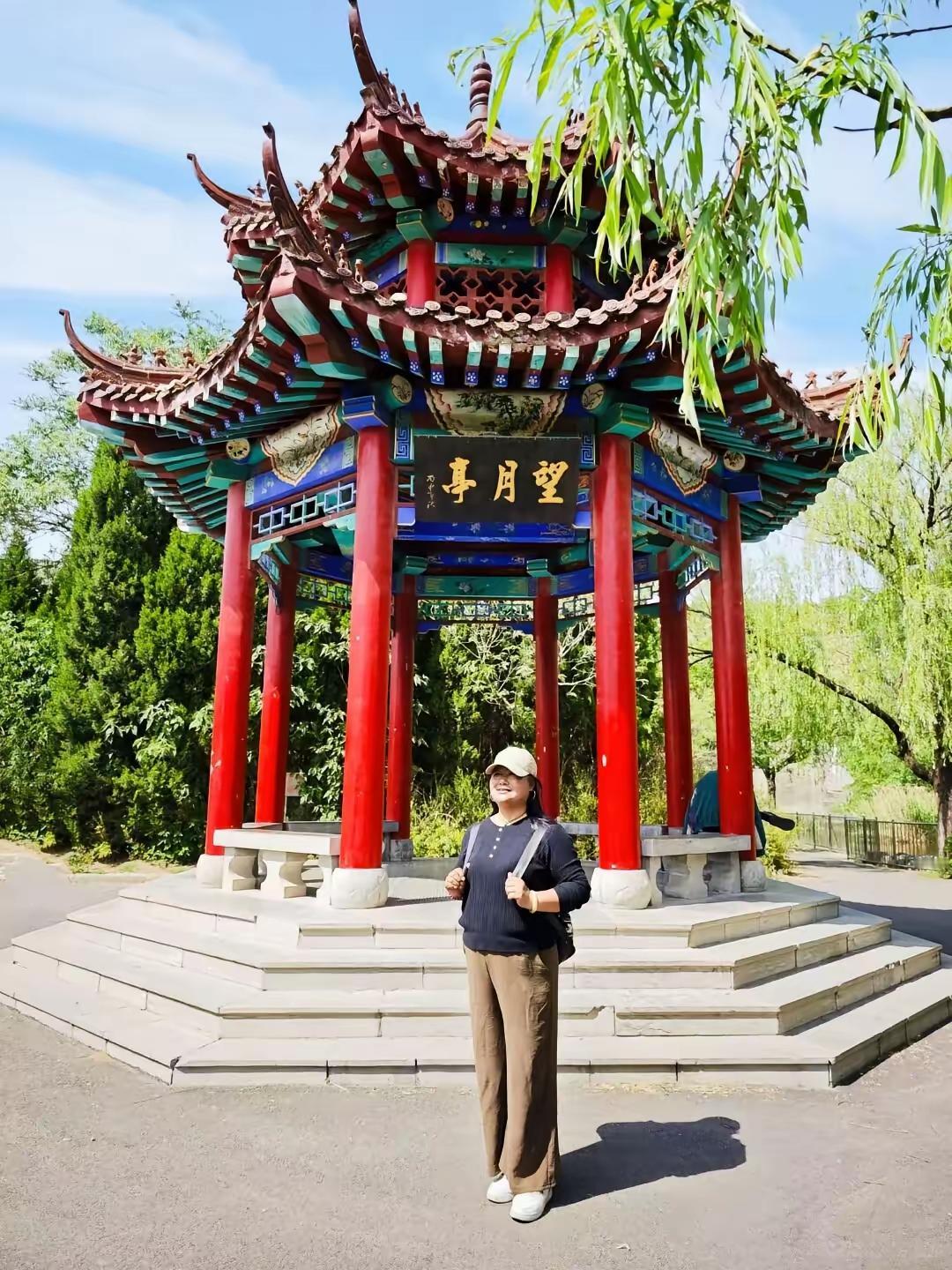 济南蒋山文体公园真是个宝藏地。公园里绿植丰富，空气清新得让人忍不住多吸几口。健身