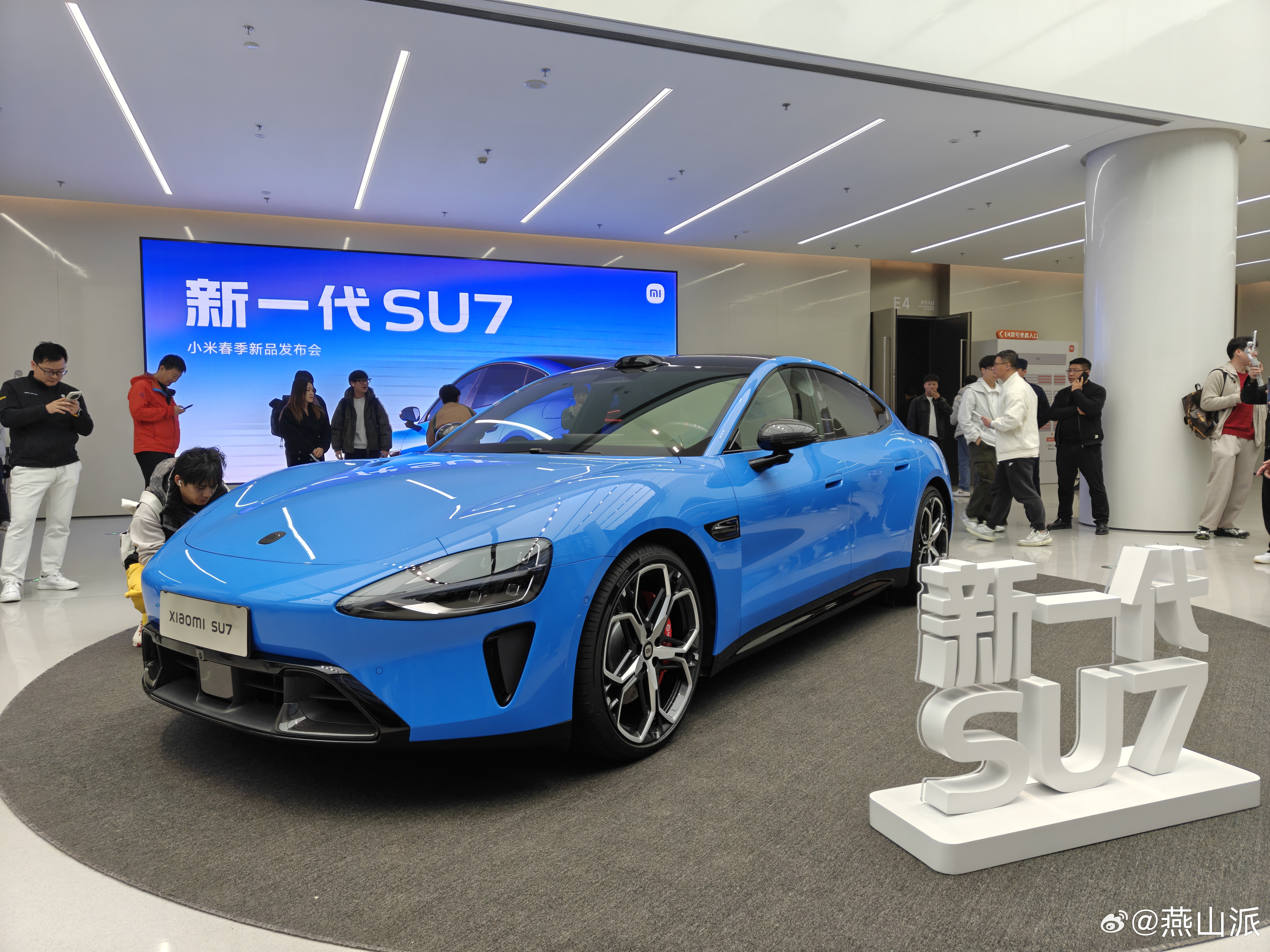 小米新SU7卡布里蓝真车实拍，就问你你喜欢不 