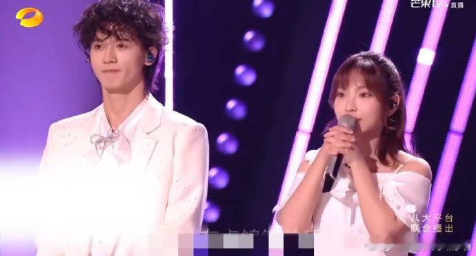 某音综评审强行端水 观众的耳朵不会说谎！陈佩贤动人至深的演绎圈粉无数，结果却让人