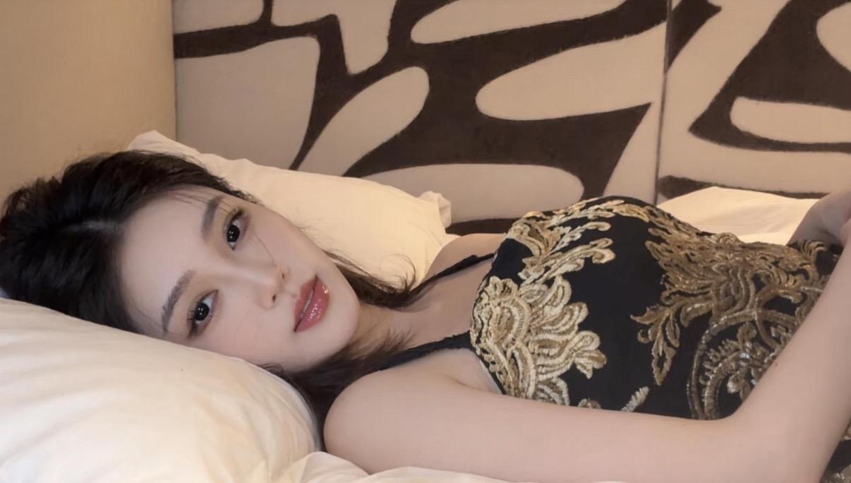 AI丝缎躺卧照 随变ai随便玩