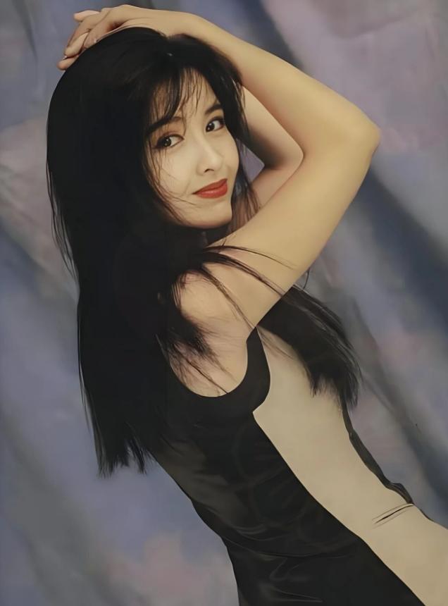 90 年代封神神颜！玉女掌门人周慧敏，为爱原谅浪子半生，如今结局让人感慨✨
这张