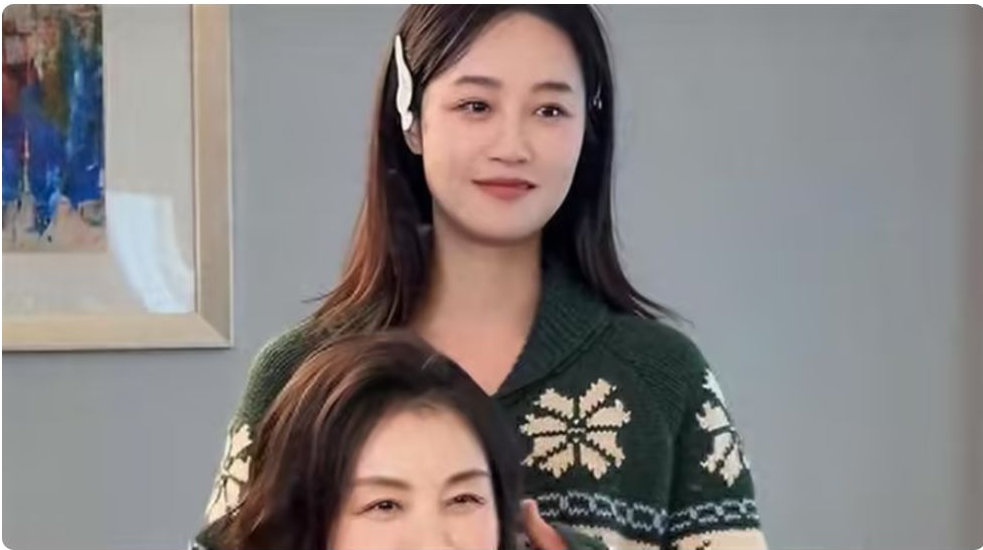 嫁给上海富豪多年，如今已是企业家，61岁和明星女儿同框似姐妹 