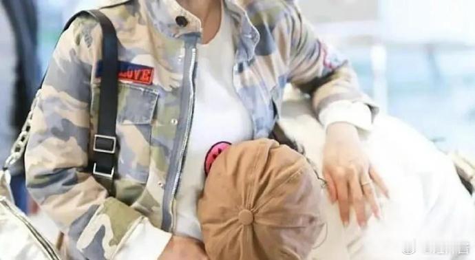 张伦硕一直摸钟丽缇肚子，难道两个人要有宝宝了？ 真的怀孕了吗？怎么看又在直播跳操