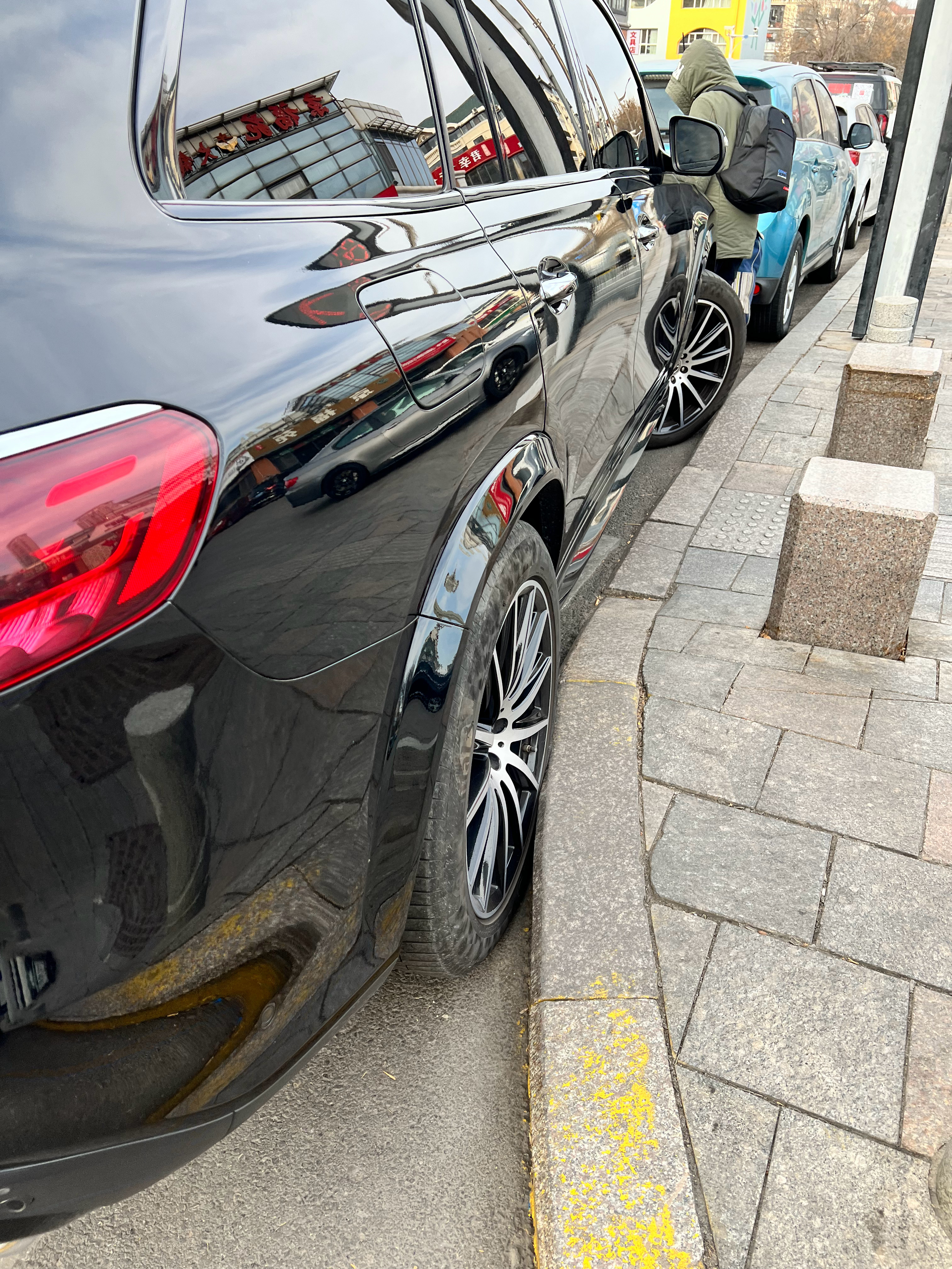 我要是有个GLS450，我是万万舍不得这么停车的 天津