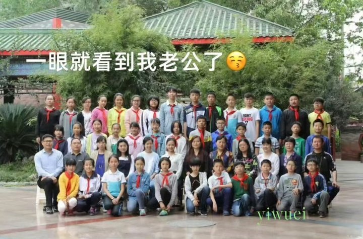 娱乐贺峻霖幼儿园到大学的毕业合照贺峻霖幼儿园到大学的毕业照 透明的一生