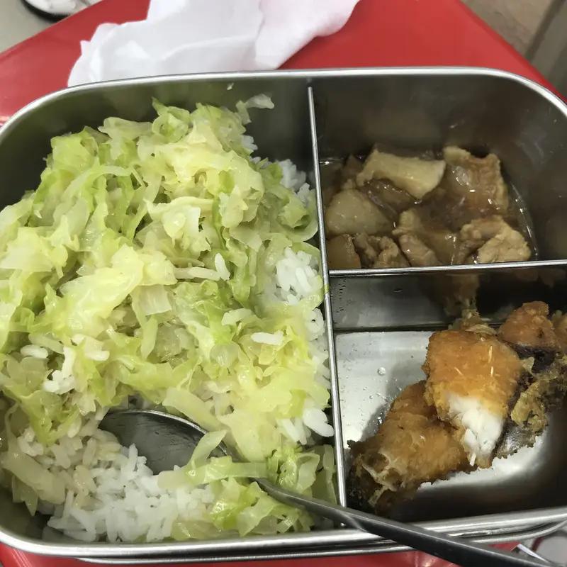 上海一保安公司负责人克扣盒饭，5年从保安口中“抠”出餐费19.8万元，一天两顿变