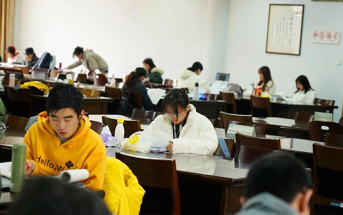 玩手机，不认真学习，一气之下就没让她去民办高中，结果她自己去了我们县里的职业中专