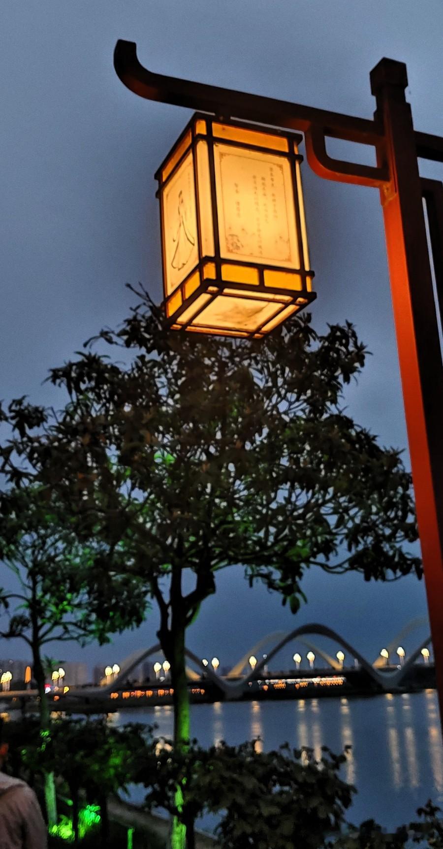 晚风一吹，河边散步也太舒服了吧！抬头撞见这盏暖黄的古风路灯，一下子就被戳中了。灯
