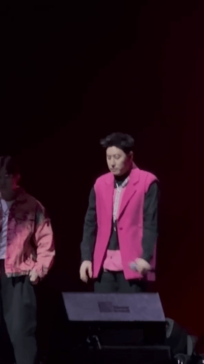 潘玮柏奥体鹰眼这个称号真的太贴切了和粉丝互动的画面简直超有趣