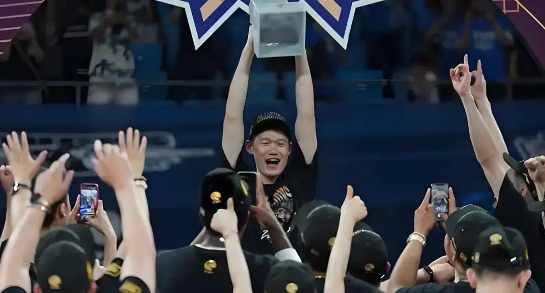 昨晚酒局，篮球圈一老友喝高了，透了个底，直接给我听笑了。
 
CBA公司居然把咪