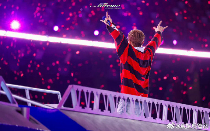 张杰今天鸟巢继续16场张杰超强体力支撑鸟巢连续开唱，运动与舞台都兼顾，实力与自律