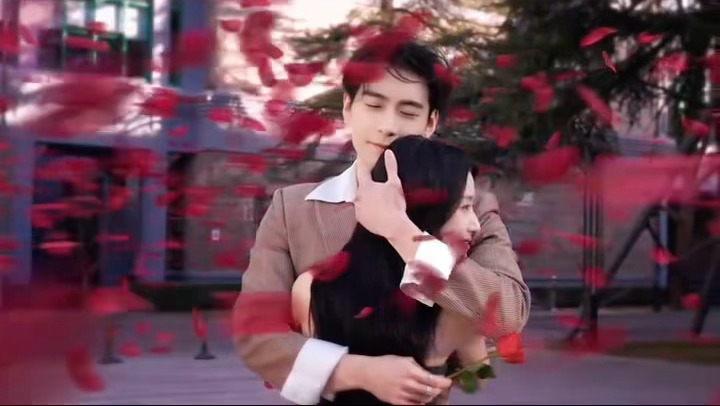 陈星旭卢昱晓双人剧宣视频，花瓣转场拥抱🌹陈星旭卢昱晓花瓣转场拥抱