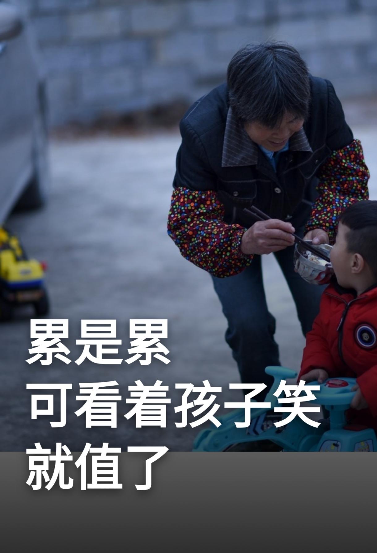 早起五点半，天还蒙蒙亮，我就听见隔壁屋有动静了。
孙子醒了，光着脚丫跑过来，一头