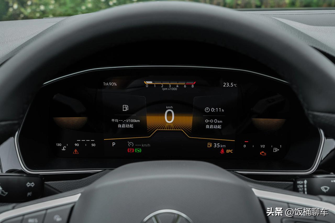 这次复产的迈腾330，很多人误以为是330豪华版复产，实则不然。
复产的是330