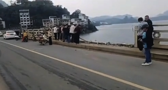 【#一挖掘机撞桥后坠湖司机遇难#】#当地回应一挖掘机撞桥坠湖#  3月26日，网