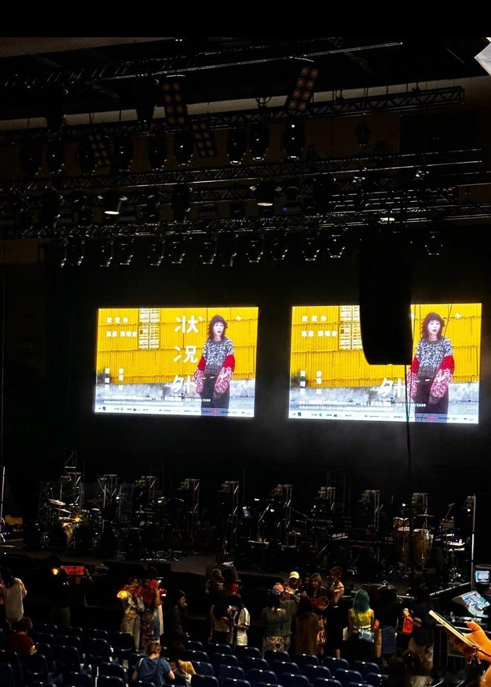 谢霆锋给窦靖童演唱会送花篮 今天窦靖童香港演唱会谢霆锋给窦靖童送了花篮两个人的关