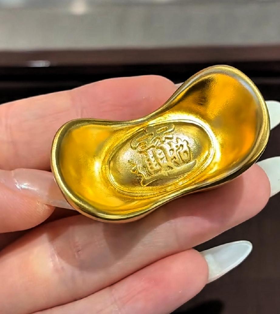 黄金不“避险”了？
跌麻了！金价真的一天一个样。
 
周五晚上国际金价直接跳水，