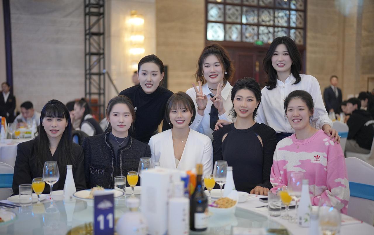 #龚翔宇#女排全明星赛即将开始，平日里看习惯了这些穿秋衣的女孩子，换下战袍着上晚