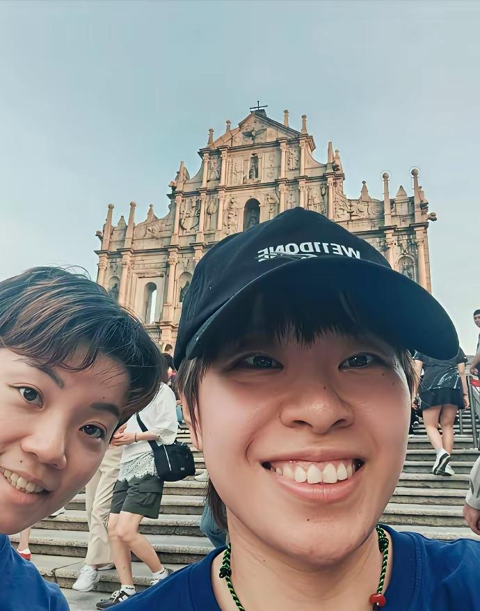 这个合影照，好！
乒乓球一路拼杀
后路也找好了：
杜凯琹球技一般
却给自己找了个