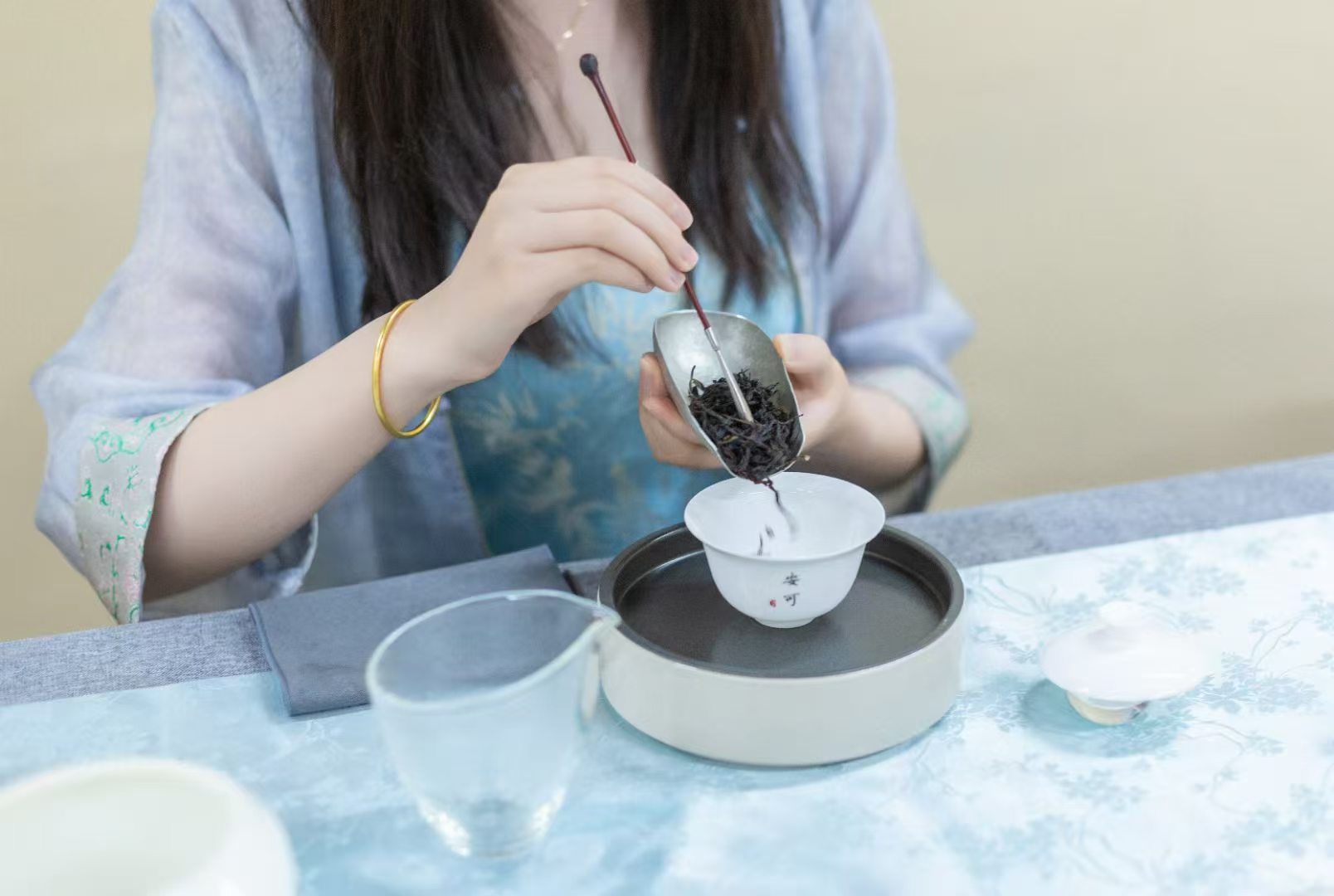 品茶赏器交友  于慢时光里自我沉淀，褪去浮躁，安守本心，静待一杯茶的回甘。 
