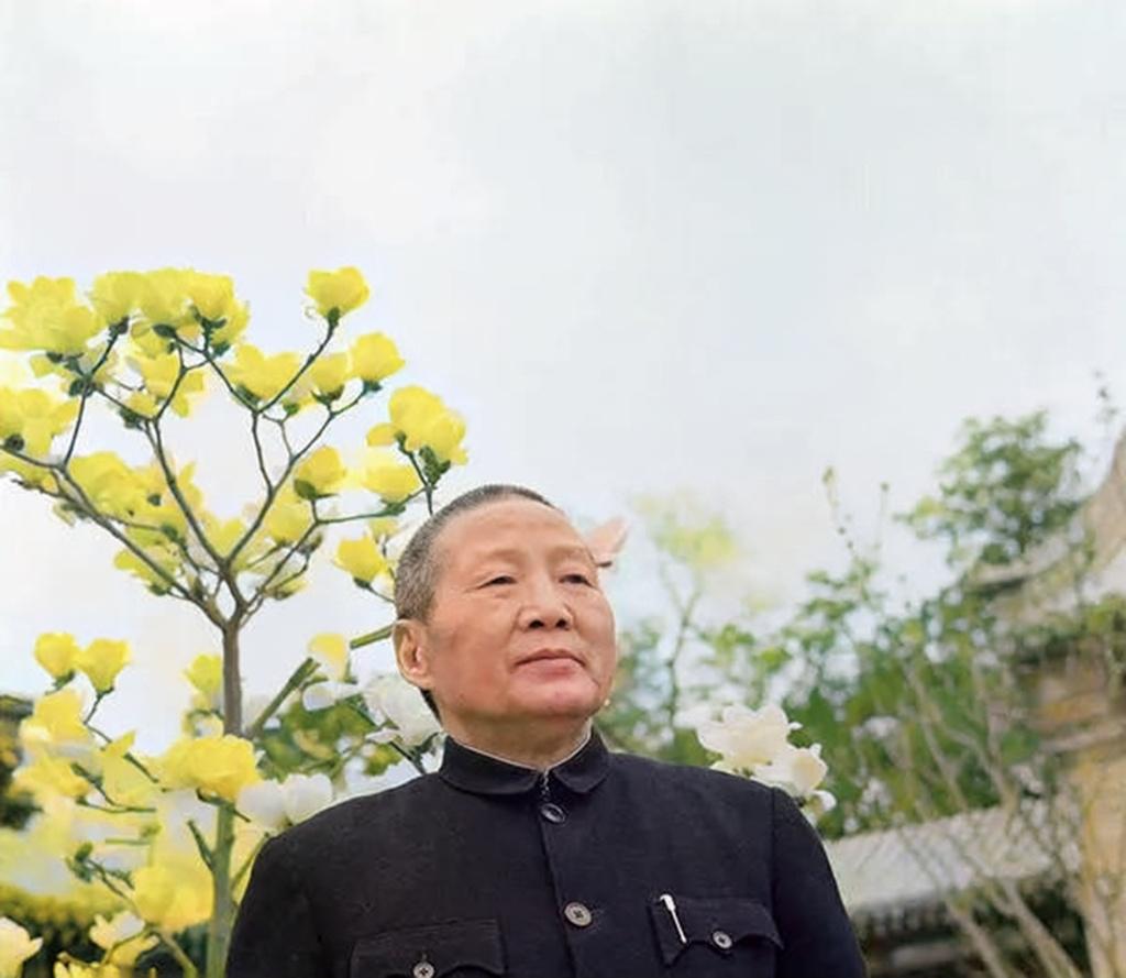 1962年，刘文辉在北京颐和园留影，此时他是林业部部长。1935年5月，他采取了