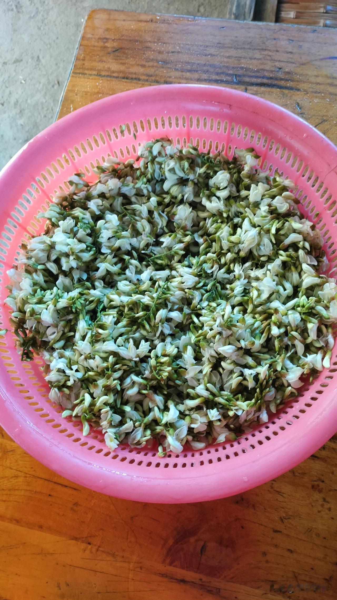 又到了槐花飘香的季节啦！妈耶，这是我刷到的，囤攒洋槐花，最豪横的小盆友了！我家就