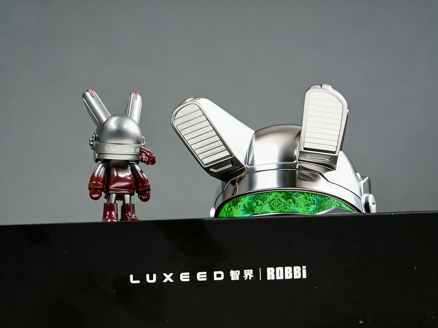 智界×ROBBi联名限定兔子真的太可爱了🐰专属车色手办直接拿捏质感，音响帽藏着