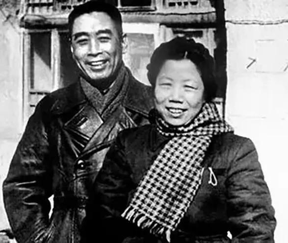 生活清苦
        1952年，上海，周总理与表姐龚志如作过一次长时间的谈