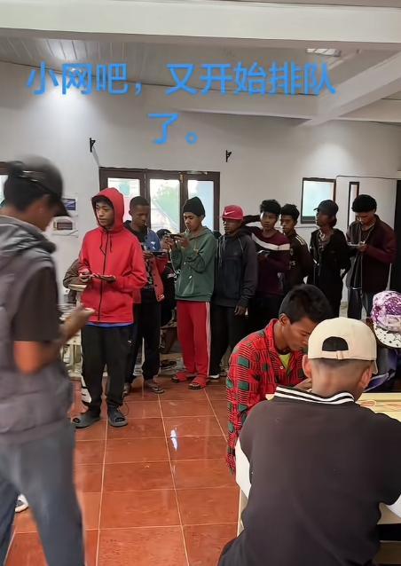 好家伙，在非洲开手机网吧，又是一干生意。
老家是浙江宁波的吴先生，在自己的社交媒