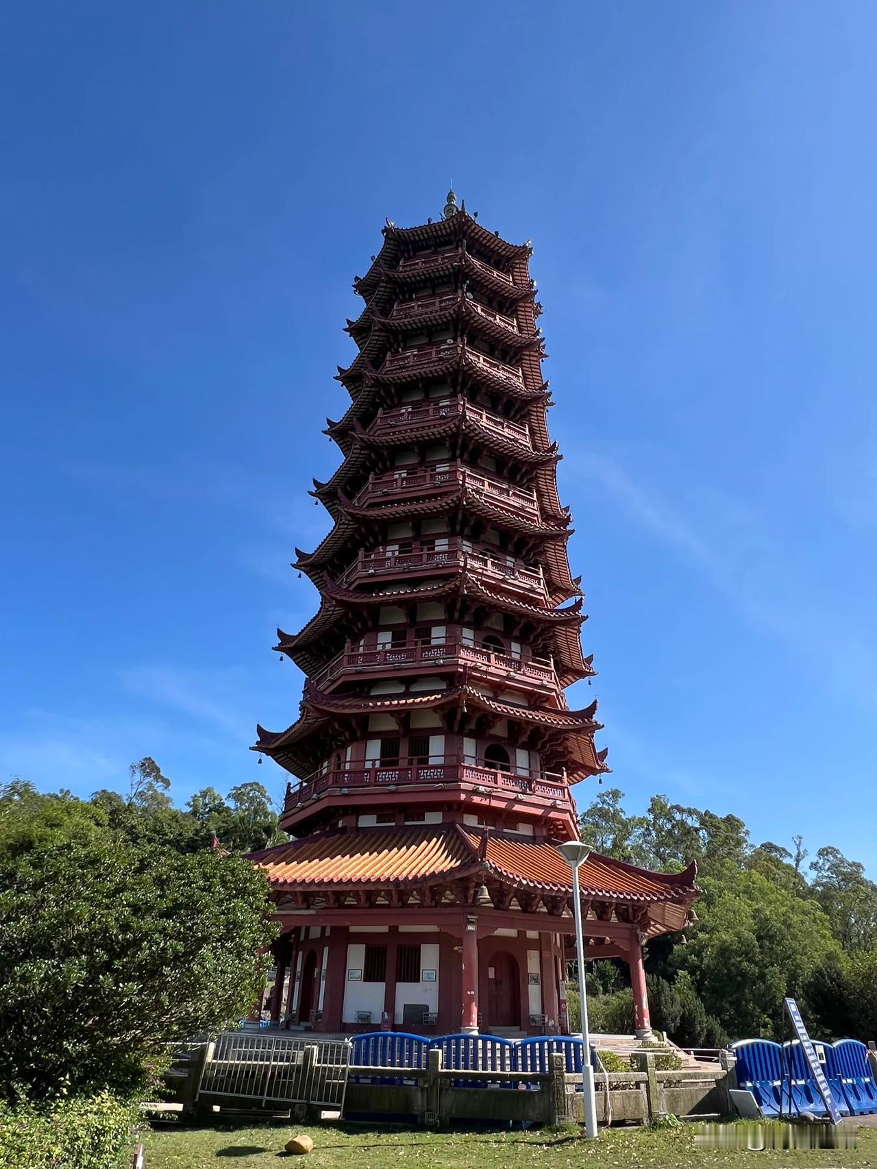 第一次来大雁山就喜欢上了

大雁山，有如玉般的仙玉湖，有望向开阔的纪元塔，有葱郁