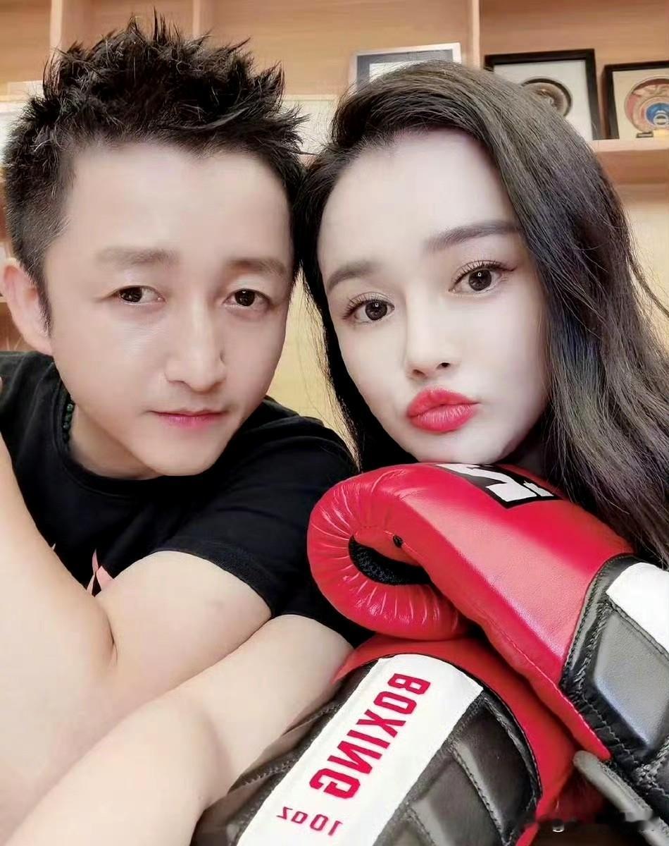 “拳王夫妻破产和婚姻热点被怀疑为直播带货炒作。”
这事从时间顺序上看可以是有计划